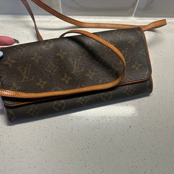 Authentic Louis Vuitton twin pouchette GM - Picture 9 of 11